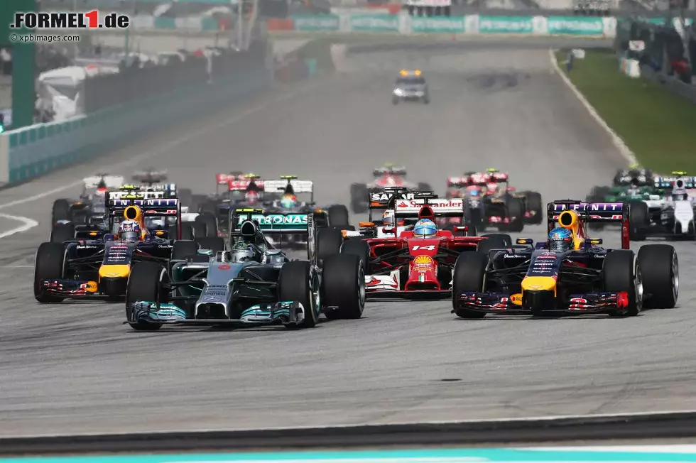 Foto zur News: Nico Rosberg (Mercedes) und Sebastian Vettel (Red Bull)