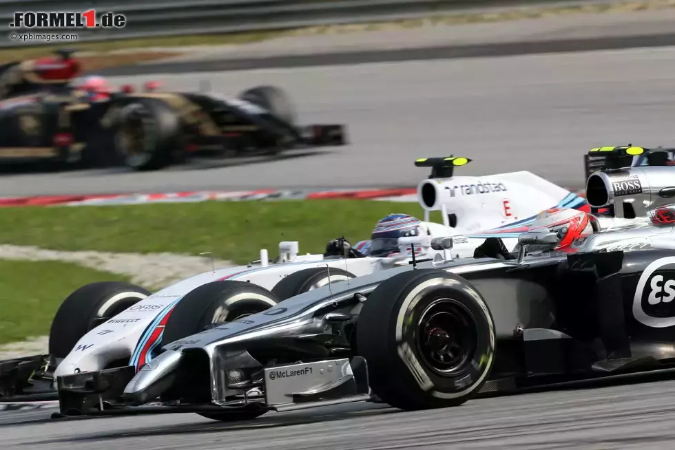 Foto zur News: Kevin Magnussen (McLaren) und Valtteri Bottas (Williams)