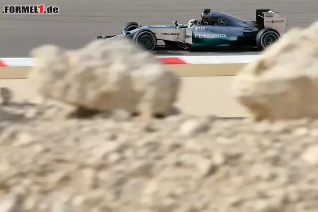 Foto zur News: Lewis Hamilton musste sich mit seiner Leistung am Freitag in Bahrain alles andere als verstecken, denn er dominierte...