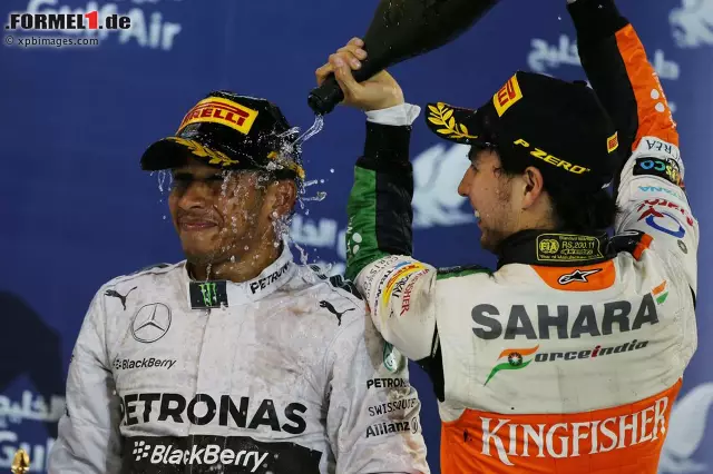 Foto zur News: Von Sergio Perez gab es auf dem Podium eine erfrischende Champagner-Dusche.