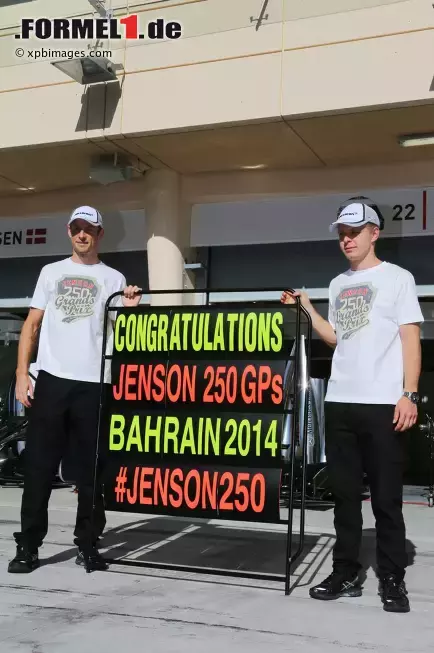 Foto zur News: Jenson Button (McLaren) und Kevin Magnussen (McLaren)