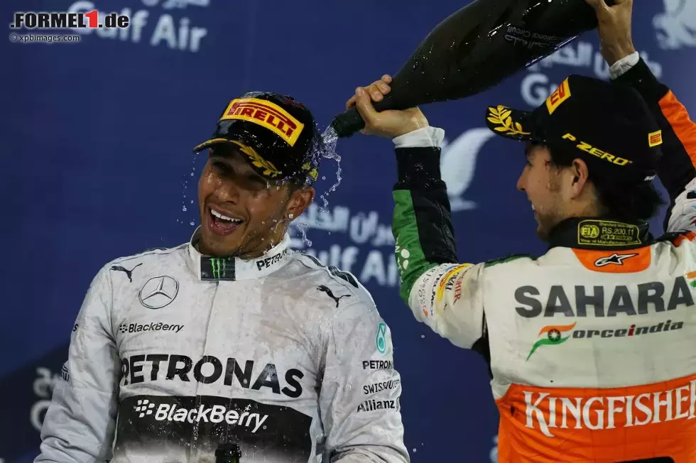 Foto zur News: Lewis Hamilton (Mercedes) und Sergio Perez (Force India)