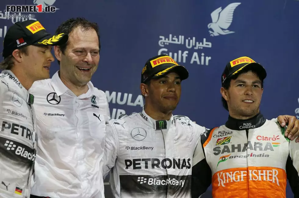 Foto zur News: Nico Rosberg (Mercedes), Lewis Hamilton (Mercedes) und Sergio Perez (Force India)