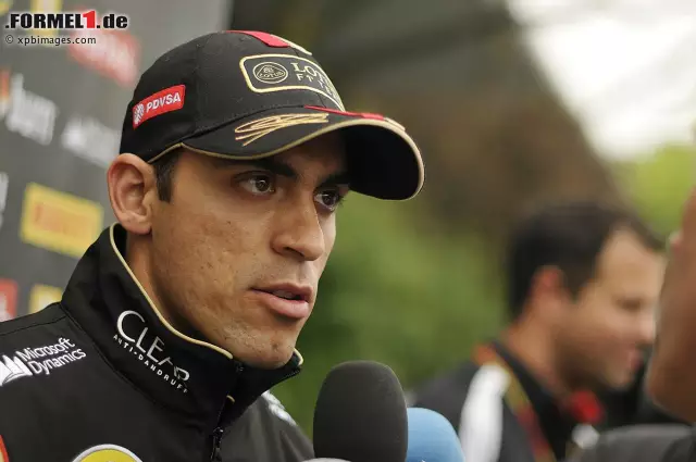 Foto zur News: Im wahrsten Sinne des Wortes präsentierte sich heute Pastor Maldonado neben der Spur. Kein Fahrer war so oft neben der Strecke anzutreffen wie der Venezolaner. Am Ende krachte der Lotus-Fahrer in der Boxengasseneinfahrt in die Reifenstapel.