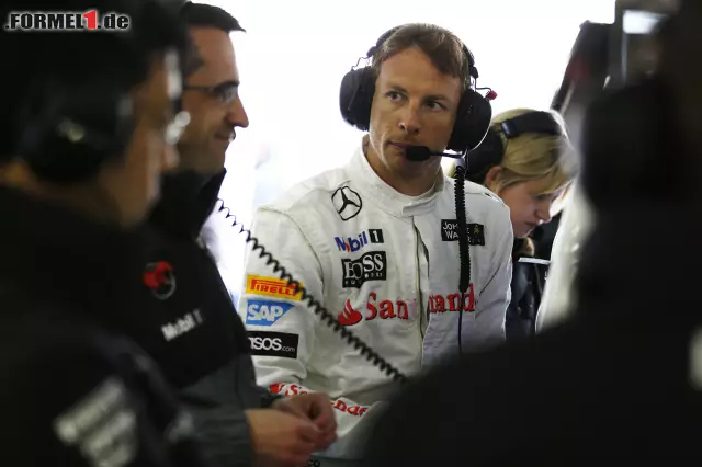 Foto zur News: Jenson Button im Gespräch mit McLaren-Ingenieuren. Der Brite war mit 1,176 Sekunden Abstand auf der achten Position zu finden, vor...