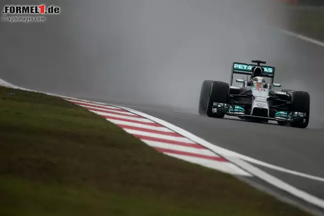 Foto zur News: Egal ob im Trockenen oder im Regen, Mercedes ist momentan mit Lewis Hamilton die führende Kraft. Aber natürlich sind dem Ex-Champion trockene Bedingungen lieber, denn dann liegt die Konkurrenz noch weiter zurück...