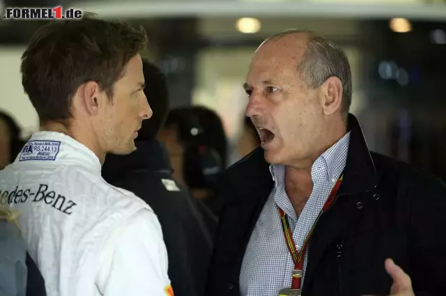 Foto zur News: Rückkehrer Ron Dennis im Gespräch mit seinem Fahrer Jenson Button, der den zwölften Rang belegte.