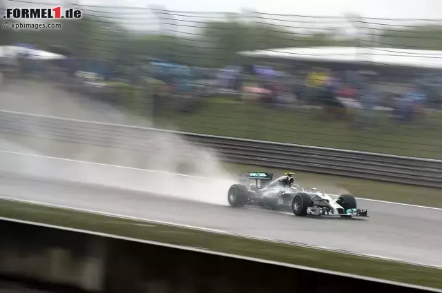 Foto zur News: Nico Rosberg fuhr in der Qualifikation zum Großen Preis von China der Konkurrenz mehr hinterher als erhofft