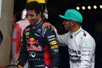 Foto zur News: Daniel Ricciardo (Red Bull) und Lewis Hamilton (Mercedes)