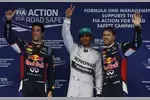 Foto zur News: Lewis Hamilton (Mercedes), Daniel Ricciardo (Red Bull) und Sebastian Vettel (Red Bull)