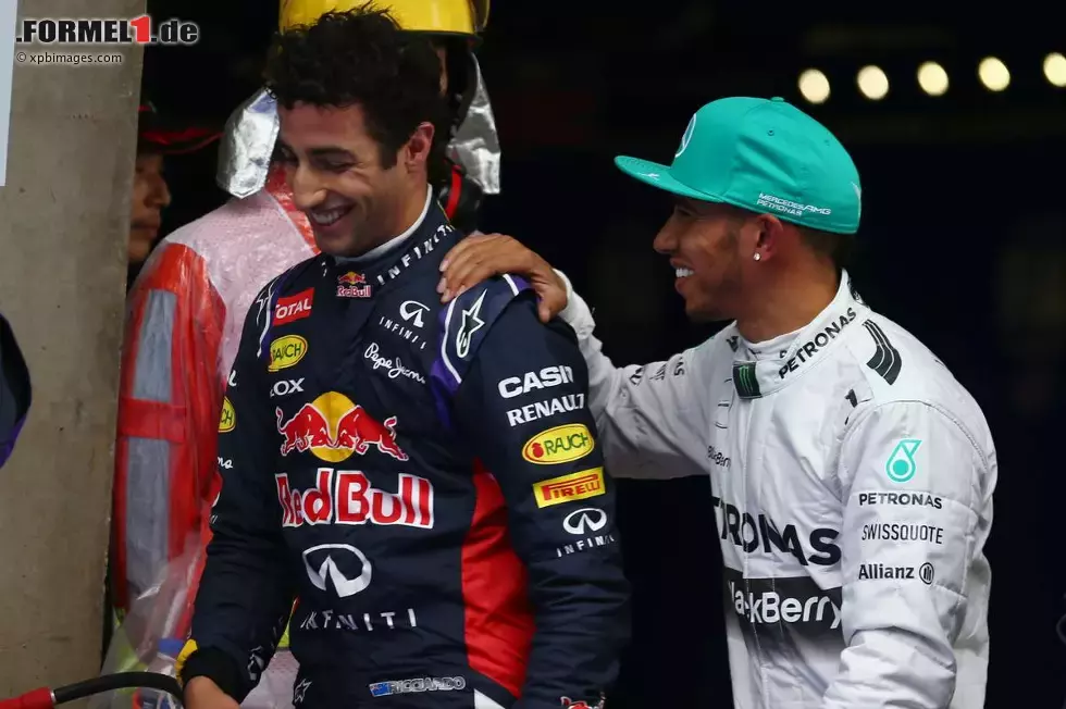 Foto zur News: Daniel Ricciardo (Red Bull) und Lewis Hamilton (Mercedes)