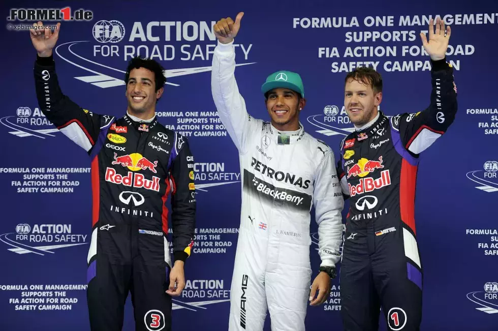 Foto zur News: Daniel Ricciardo (Red Bull), Lewis Hamilton (Mercedes) und Sebastian Vettel (Red Bull)