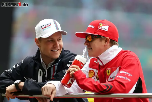 Foto zur News: Es folgte auf dem siebten Rang Valtteri Bottas, hier im Gespräch mit Landsmann Kimi Räikkönen, der...