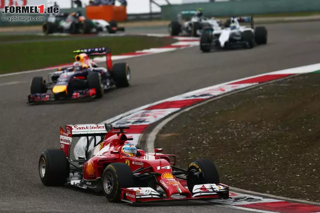 Foto zur News: Etwas überraschend auf dem Podium: Fernando Alonso im Ferrari. Der rote Renner scheint zumindest in Schanghai deutlich besser funktioniert zu haben.