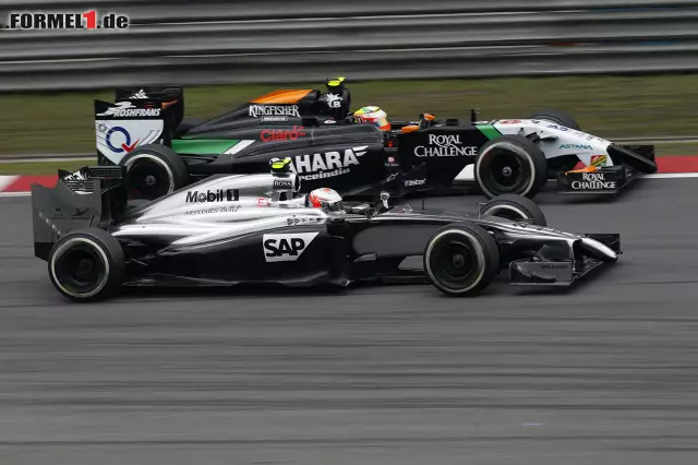 Foto zur News: Kevin Magnussen im Kampf gegen Force-India-Fahrer Sergio Perez