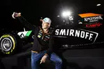 Foto zur News: Selfie mit dem Auto: Nico Hülkenberg (Force India)