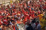 Foto zur News: Tausende Fans beim Pitwalk in Barcelona