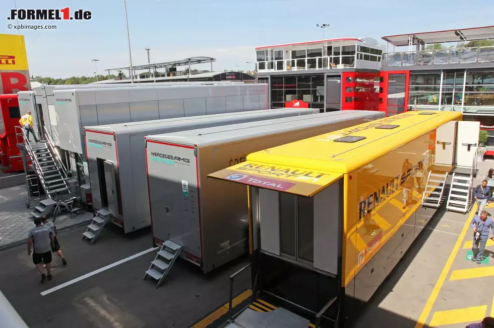 Foto zur News: Mercedes- und Renault-Trucks im Paddock