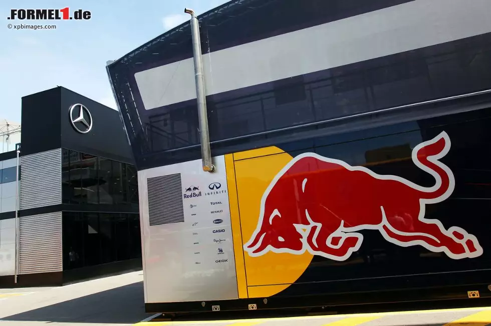 Foto zur News: Red-Bull-Truck im Paddock