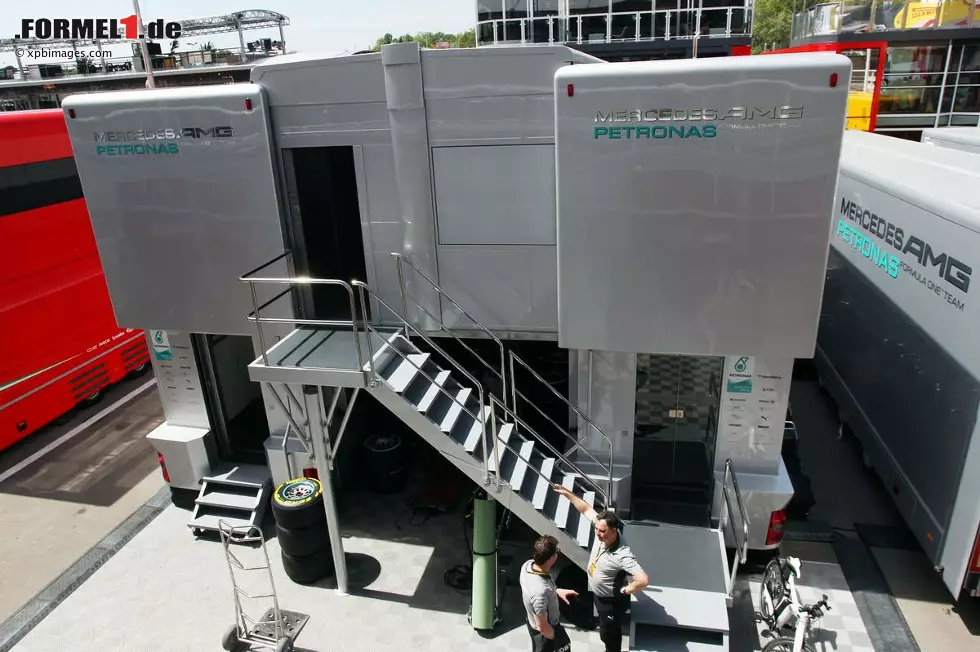 Foto zur News: Mercedes-Truck im Paddock