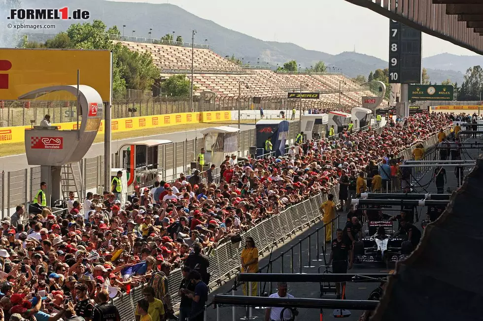 Foto zur News: Tausende Fans beim Pitwalk in Barcelona