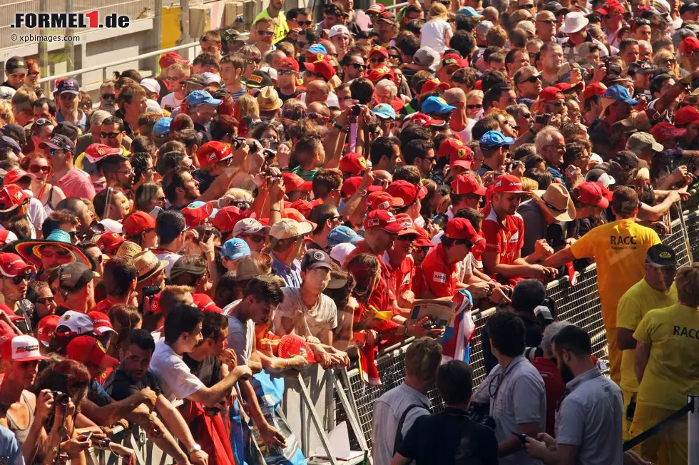 Foto zur News: Tausende Fans beim Pitwalk in Barcelona