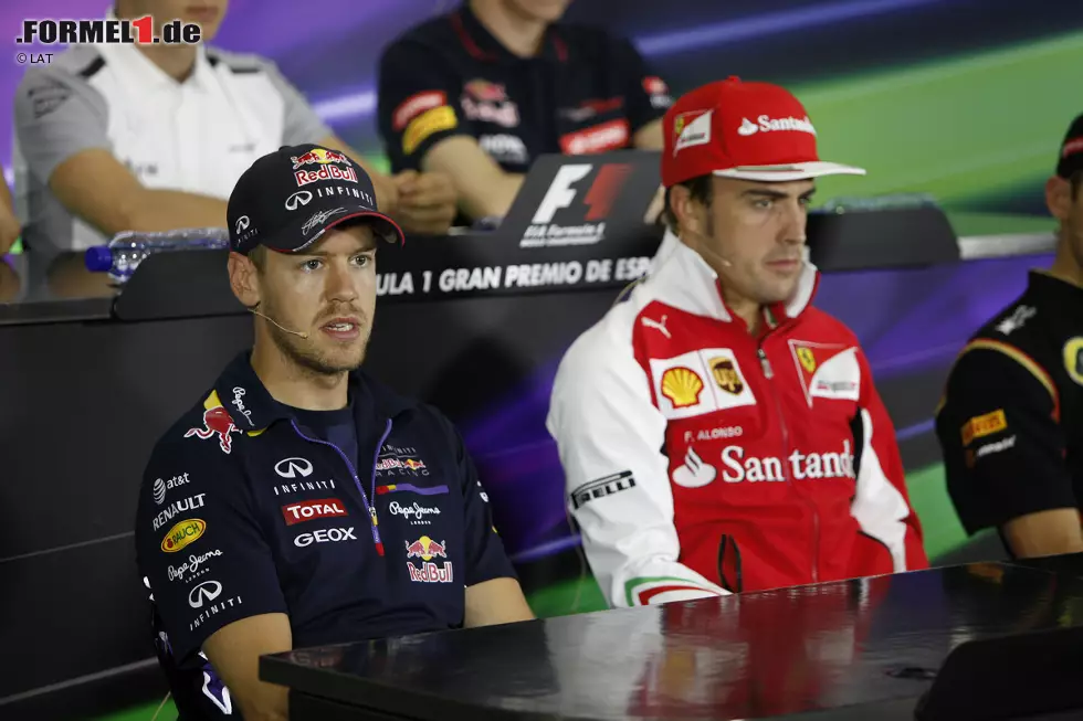 Foto zur News: Sebastian Vettel (Red Bull) und Fernando Alonso (Ferrari)