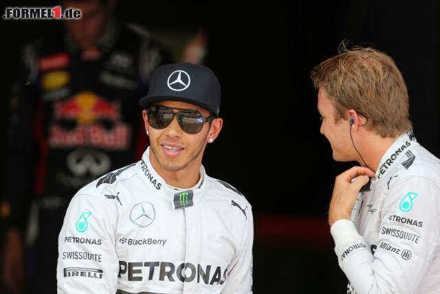 Foto zur News: Und täglich grüßt das Murmeltier: Weil er am Ende doch wieder einen Tick schneller ist, muss Rosberg immer wieder den Gratulanten spielen.