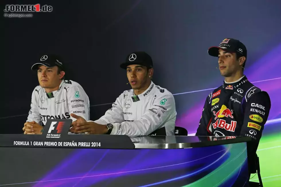 Foto zur News: Nico Rosberg (Mercedes), Lewis Hamilton (Mercedes) und Daniel Ricciardo (Red Bull)