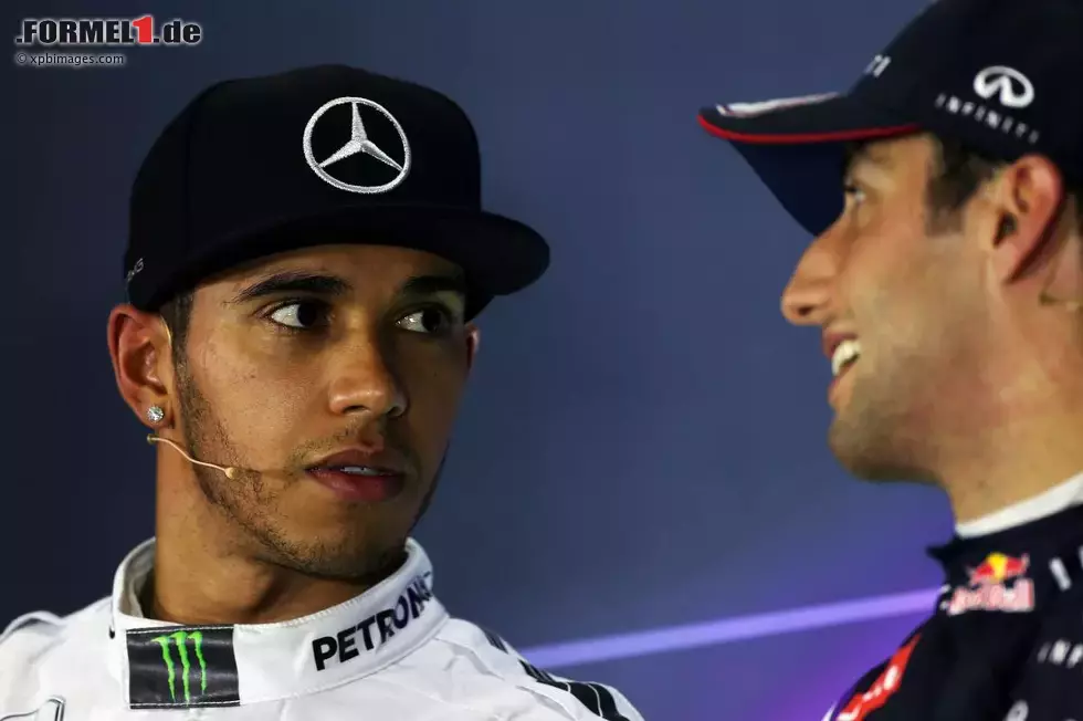 Foto zur News: Lewis Hamilton (Mercedes) und Daniel Ricciardo (Red Bull)