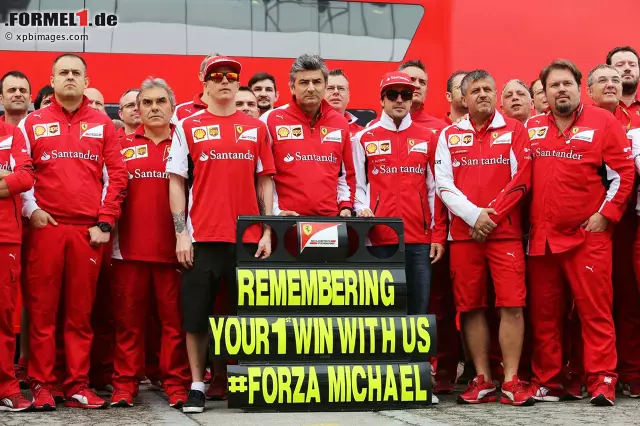 Foto zur News: Vor dem Rennen gedachte Ferrari dem weiterhin in Grenoble im Krankenhaus liegenden Michael Schumacher, der in Barcelona 1996 seinen ersten Sieg für Ferrari einfuhr.