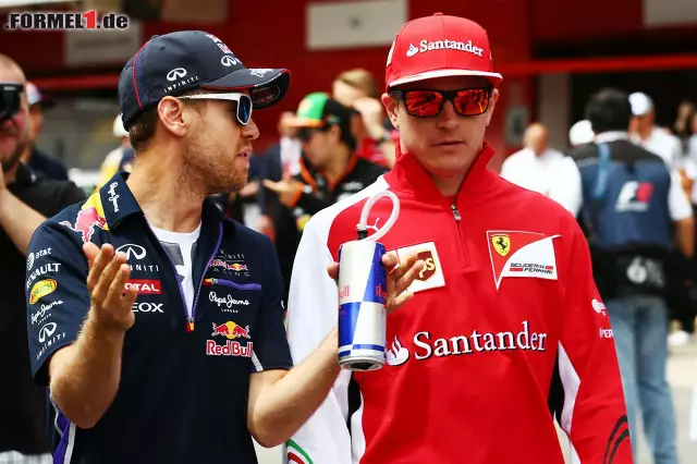 Foto zur News: ...dessen Teamkollegen Kimi Räikkönen nieder. Hier unterhält sich Vettel mit dem Finnen, mit dem er privat befreundet ist.