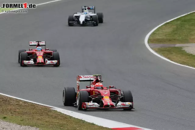 Foto zur News: Bei Teamkollege Kimi Räikkönen auf Platz sieben war dies bereits der Fall. Der Finne lag fast das gesamte Rennen vor Alonso. Erst am Ende machten sich die frischeren Reifen bei Alonso bemerkbar.