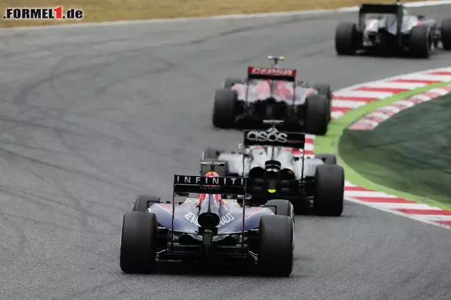 Foto zur News: Dahinter fuhr Sebastian Vettel ein starkes Rennen. Vom 15. Startplatz ins Rennen gegangen, hatte der Deutsche jede Menge Arbeit zu erledigen, die mit dem vierten Rang belohnt wurde.