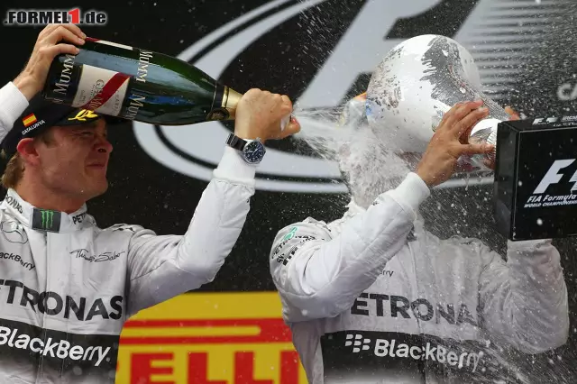 Foto zur News: Lewis Hamilton genießt den Champagner aus seinem Siegerpokal, lässt sich kalt abduschen und...