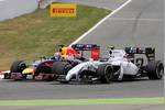 Foto zur News: Valtteri Bottas (Williams) und Daniel Ricciardo (Red Bull)