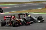 Foto zur News: Pastor Maldonado (Lotus) und Esteban Gutierrez (Sauber)