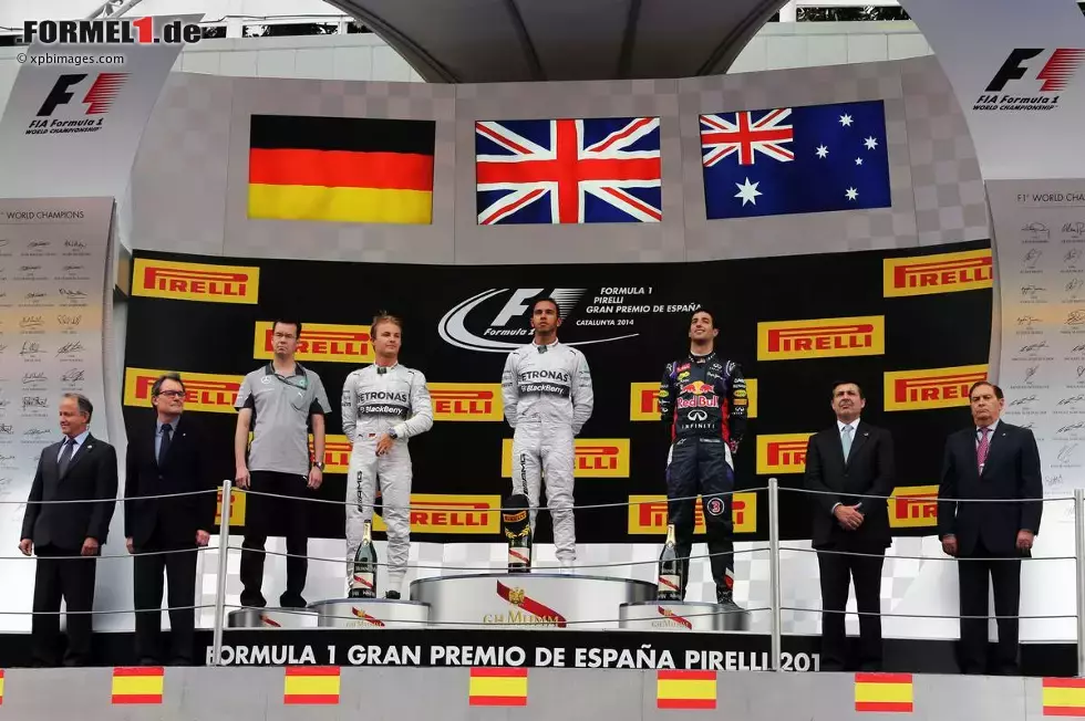 Foto zur News: Nico Rosberg (Mercedes), Lewis Hamilton (Mercedes) und Daniel Ricciardo (Red Bull)