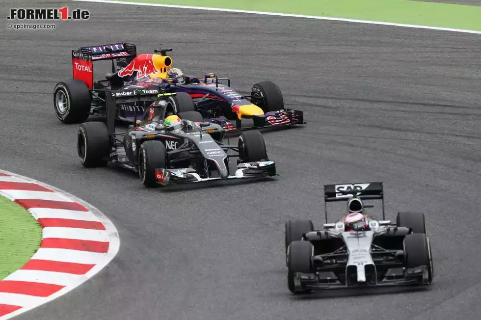 Foto zur News: Jenson Button (McLaren), Esteban Gutierrez (Sauber) und Sebastian Vettel (Red Bull)