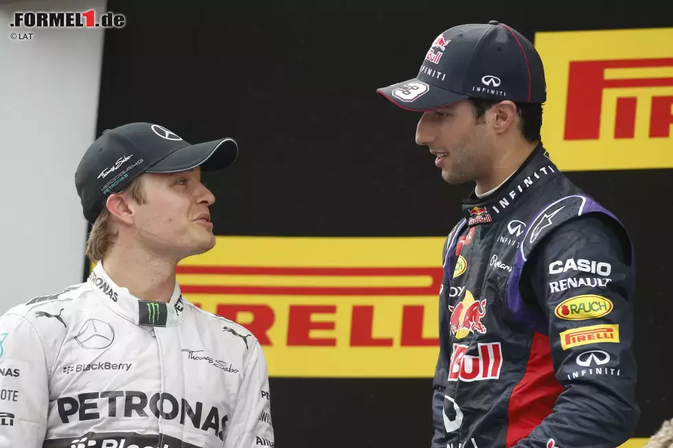 Foto zur News: Nico Rosberg (Mercedes) und Daniel Ricciardo (Red Bull)