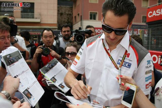 Foto zur News: Die Formel-1-Fahrer hatten am Mittwoch bereits einiges zu tun - Autogramme schreiben. Nicht nur Adrian Sutil, ...