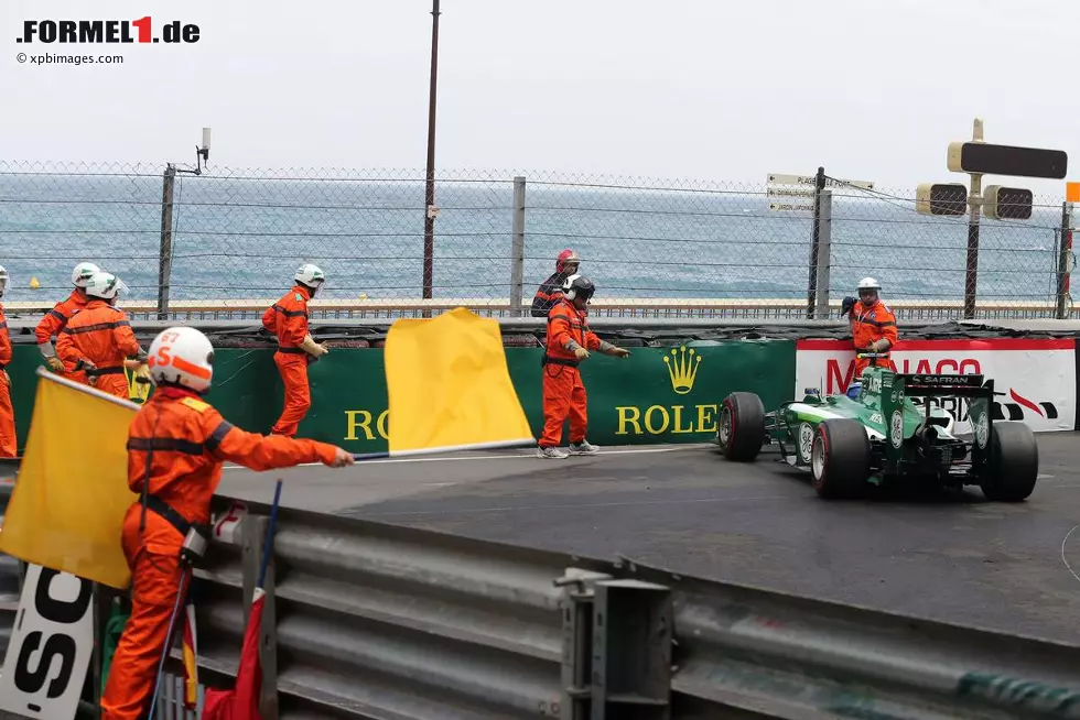 Foto zur News: Marcus Ericsson (Caterham) landete am Ende des zweiten Trainings in den Leitplanken