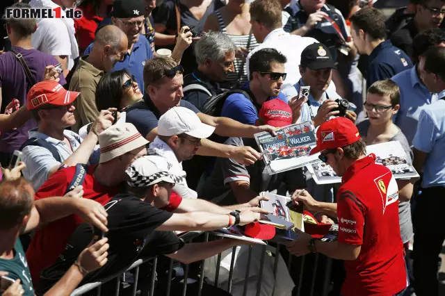 Foto zur News: Der Rennfahrer aus Oviedo ist bei den Fans in Monte Carlo heiß begehrt.