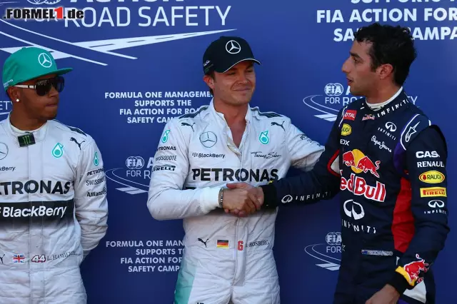 Foto zur News: Daniel Ricciardo gratuliert Nico Rosberg zur Pole-Position. Auch der Australier kann zufrieden sein, schließlich war er einmal mehr schneller als Teamkollege Sebastian Vettel.