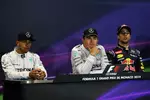 Foto zur News: Nico Rosberg (Mercedes), Lewis Hamilton (Mercedes) und Daniel Ricciardo (Red Bull)