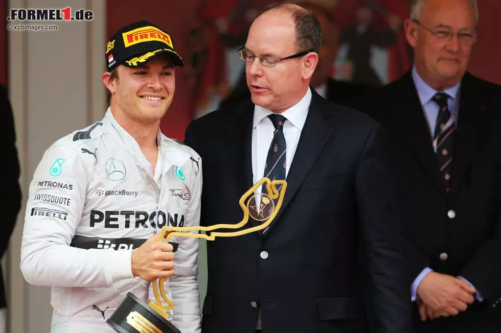 Foto zur News: Nico Rosberg (Mercedes) empfängt den Siegerpokal von Fürst Albert II