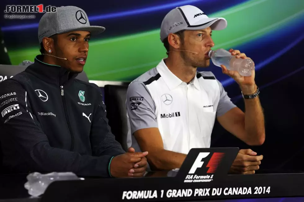 Foto zur News: Lewis Hamilton (Mercedes) und Jenson Button (McLaren)