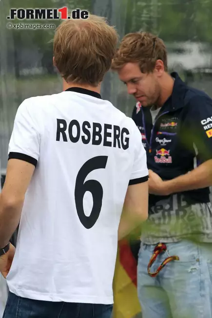 Foto zur News: Nico Rosberg (Mercedes) und Sebastian Vettel (Red Bull)