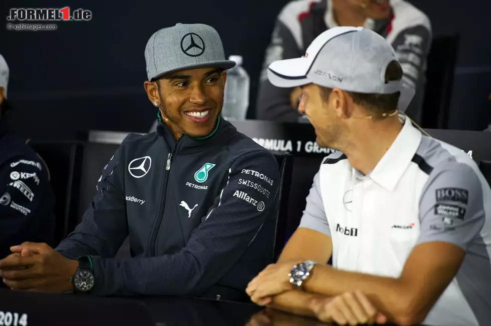 Foto zur News: Lewis Hamilton (Mercedes) und Jenson Button (McLaren)