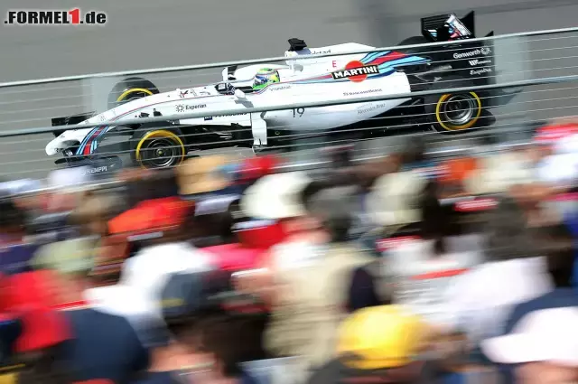 Foto zur News: Hier huscht Felipe Massa an den Fans vorbei. Der Brasilianer im Williams hatte als Sechster 0,656 Sekunden Abstand zu verzeichnen.